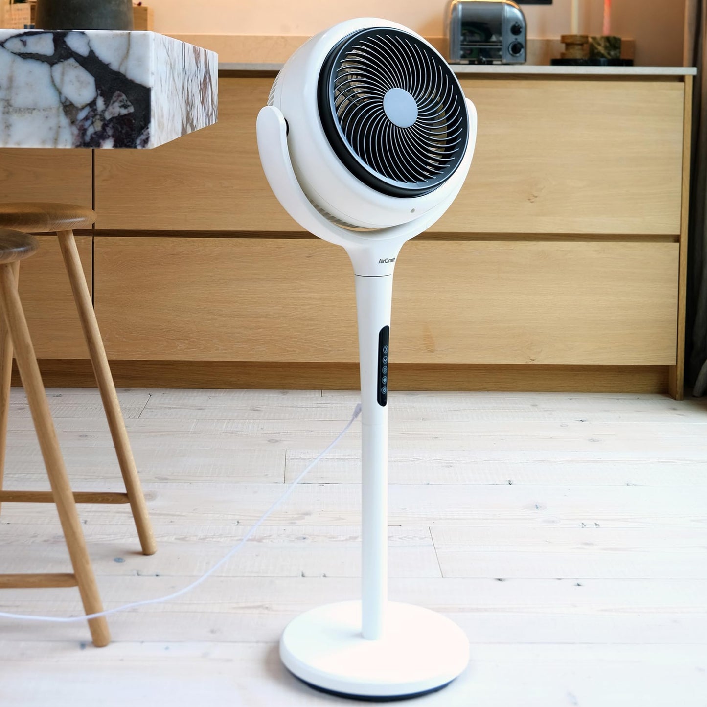 AirCraft Home Ventilator von Lume – Fernbedienung, LED-Hintergrundbeleuchtung, Timer, 3D-Oszillation, wandelbar von Sockel zu Schreibtisch, 3 Modi